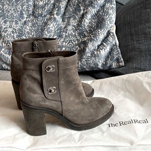 Chanel - Gray Interlocking CC Suede Ankle Boot/Bootie - Size 39.5